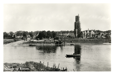 11976 Gezicht op Rhenen, vanaf de zuidelijke Rijnoever, met rechts de Cuneratoren tijdens herstel van oorlogsschade.